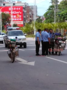 信宜城南化工厂路段突发三摩托相撞事故，目击者称车辆载有铁笼